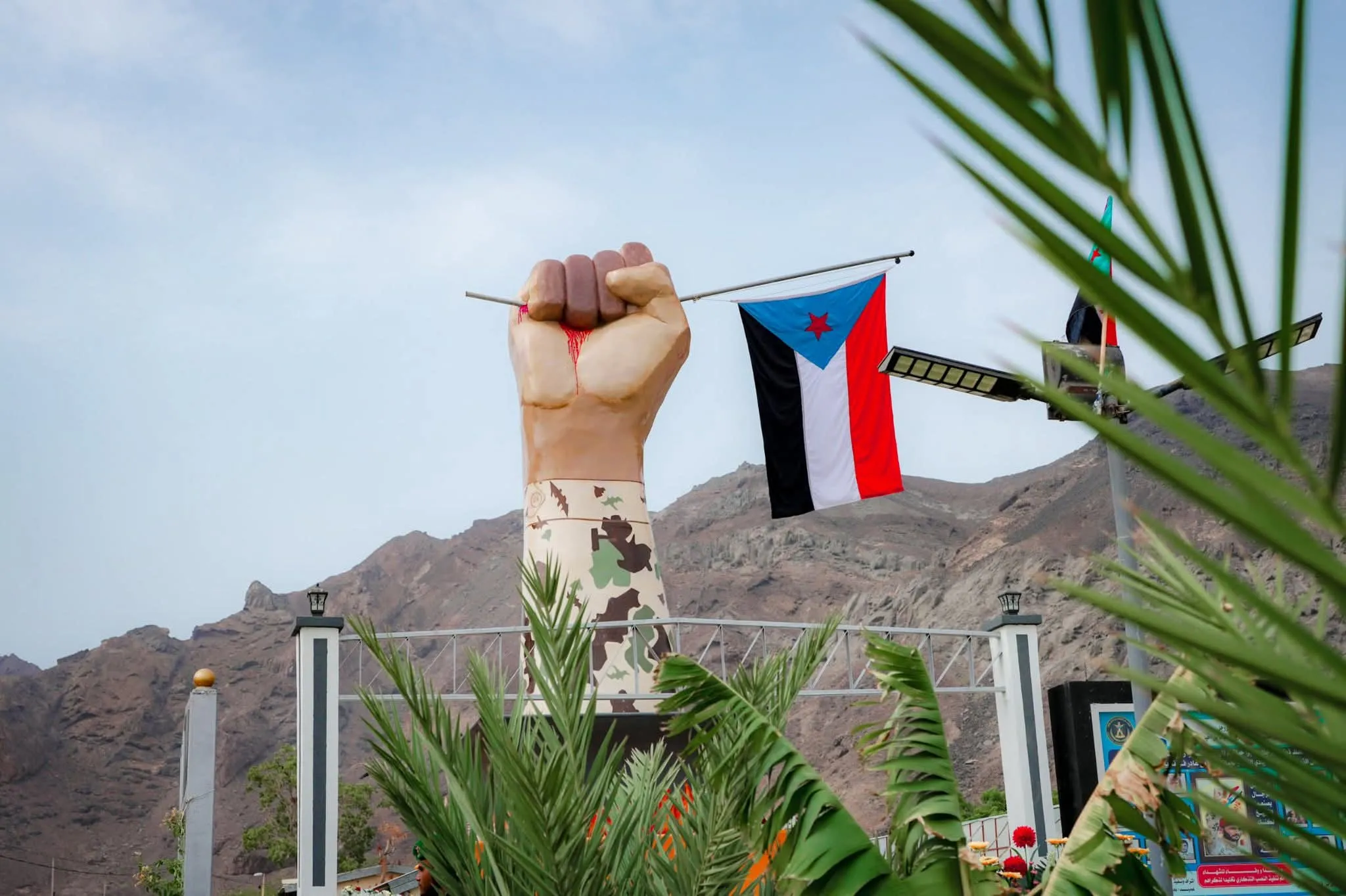تكريمًا لتضحياته.. الرئيس الزُبيدي يزيح الستار عن النصب التذكاري للشهيد القائد منير