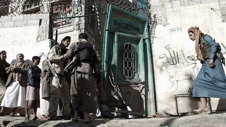 قيادي حوثي يسجن والده المسن في إب.. ومسلح آخر يقتل خمسة من أقاربه في سنحان بعد عودته من دورة طائفية