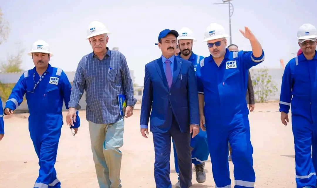 محافظ شبوة يزور قطاع العقلة النفطي ويطالب بإعادة تشغيله واستثمار موارده لدعم الاقتصاد الوطني