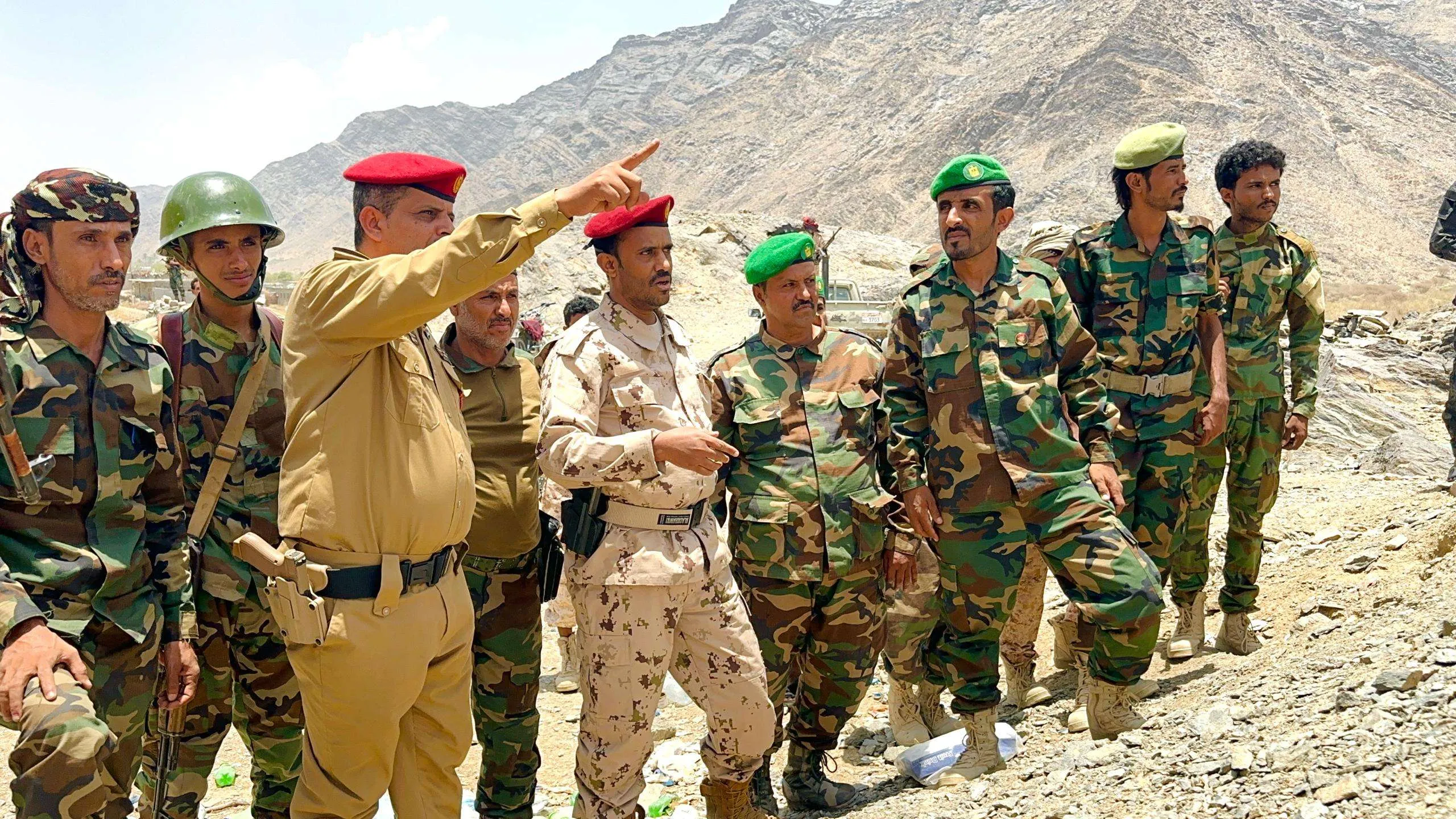 قائد ألوية المشاة البرية بشبوة والمقدم النقيب يتفقدان جبهة بيحان الحدودية