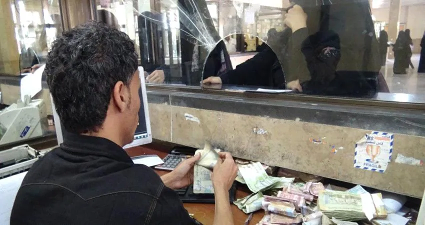 مع تضييق الخناق من \"مركزي عدن\".. شركات صرافة على وشك الإفلاس والهروب