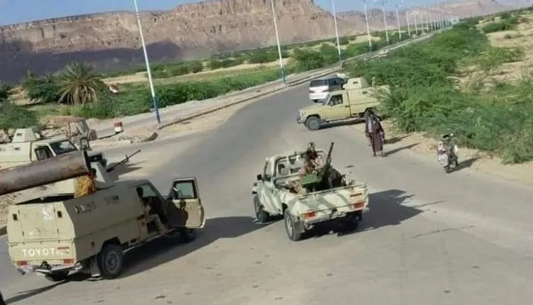تنظيم القاعدة في حضرموت .. خطاب يلتقي مع الحوثي والإخوان وتحرّكات الهضبة