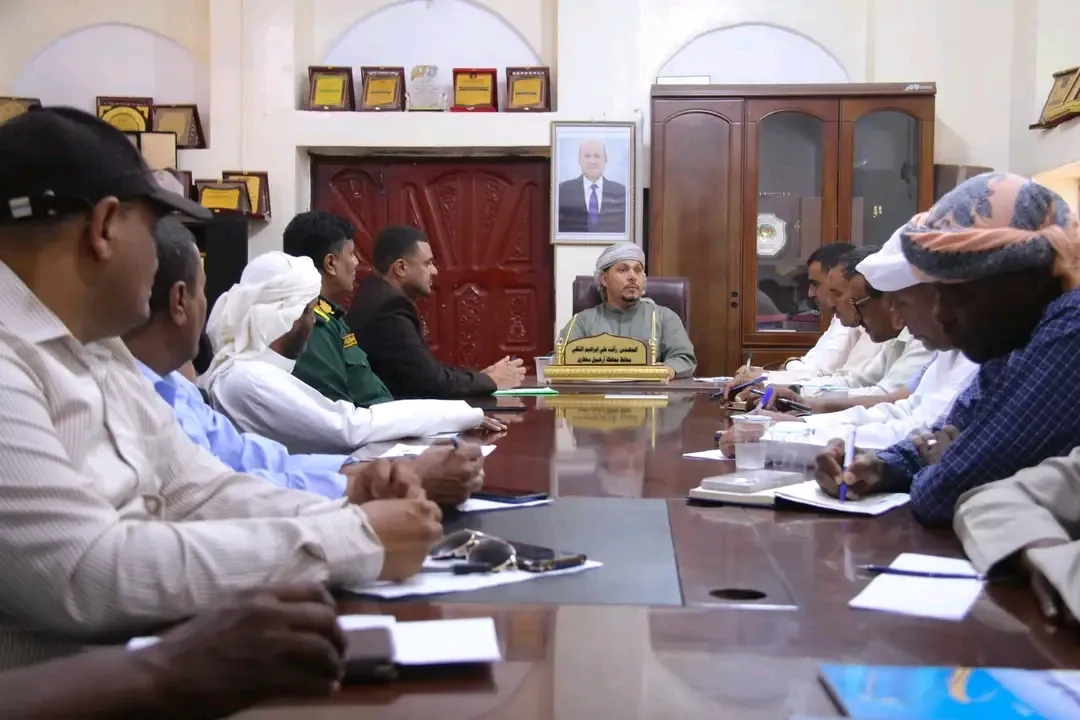 المكتب التنفيذي بسقطرى يعقد اجتماعه الدوري برئاسة المحافظ الثقلي ويستعرض نتائج زيارته للإمارات وعدن