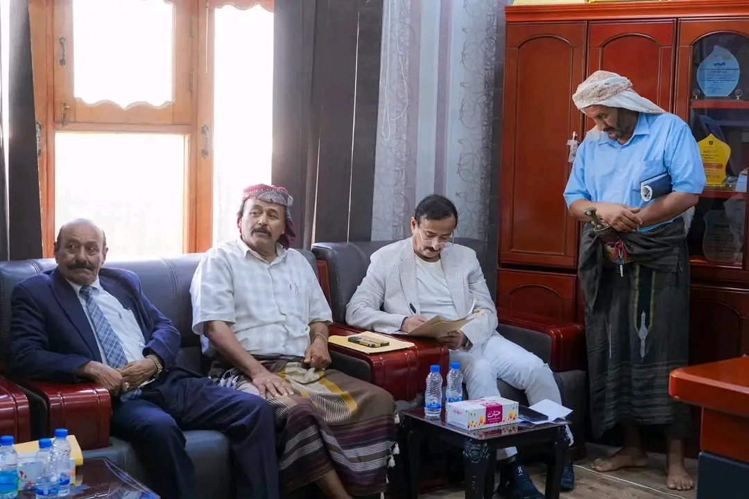 المحافظ بن الوزير يلتقي بشخصيات اجتماعية من عدد من مديريات شبوة ويؤكد مواصلة مسيرة التنمية.