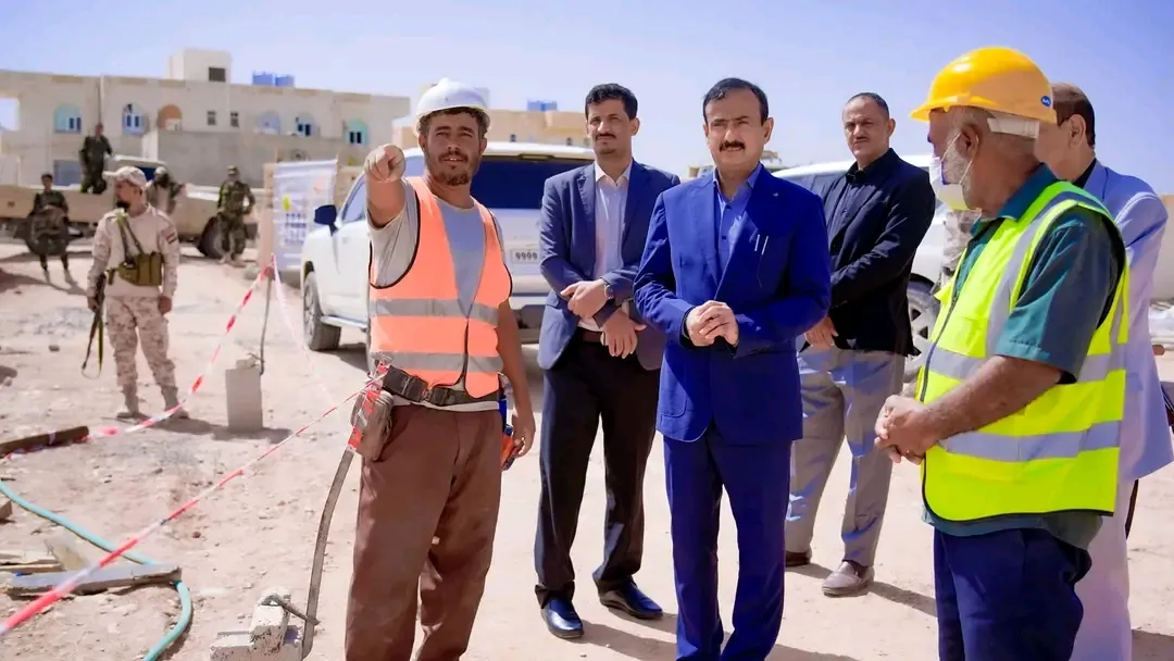 المحافظ بن الوزير يتفقد سير العمل في مشروع مركز علاج سوء التغذية ويؤكد دعمه للقطاع الصحي.