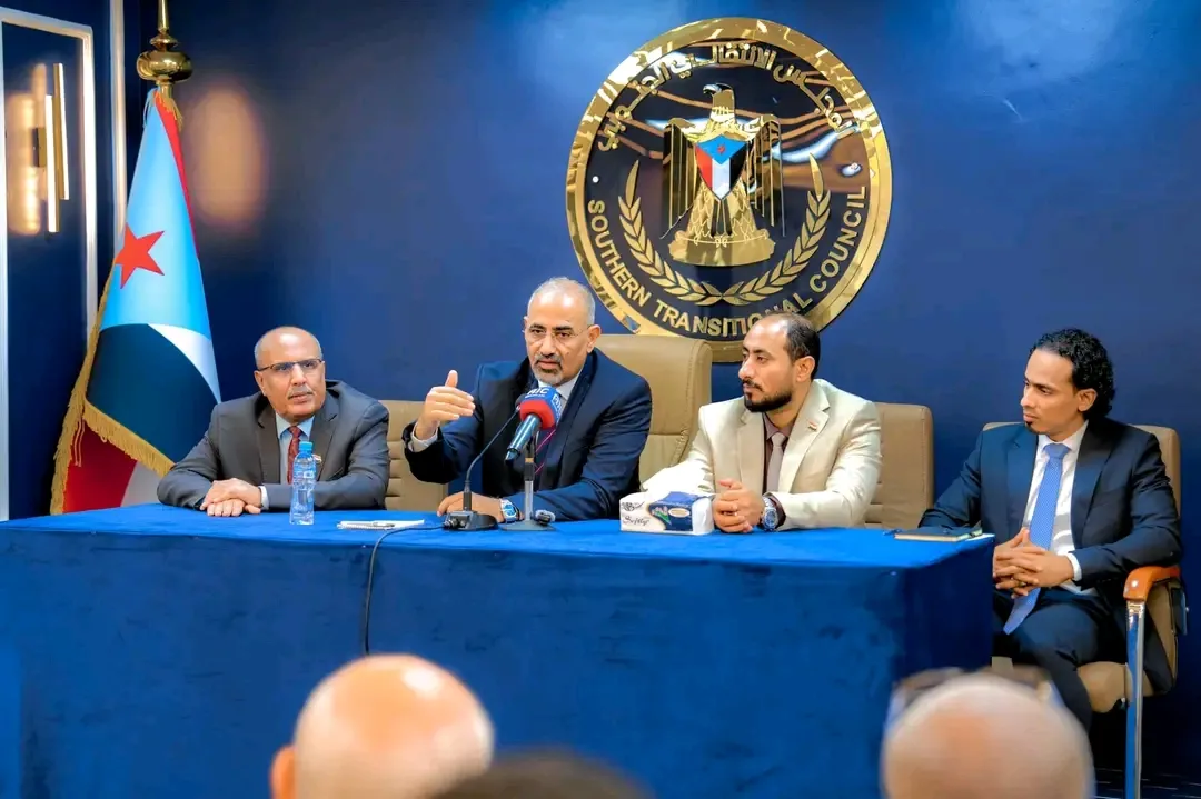 الرئيس الزُبيدي يدشّن برنامج النزول الميداني لفرق الرقابة الرئاسية والتوجيه السياسي
