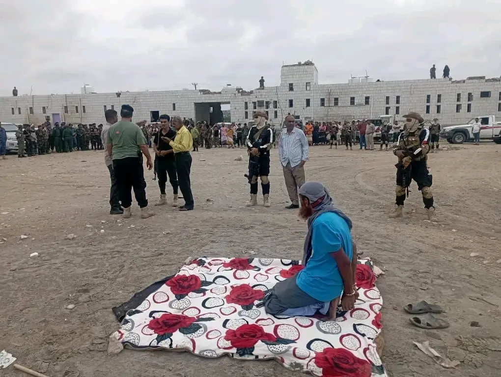 الأجهزة الأمنية والنيابة في أبين تنفذان حكم الاعدام بحق المحكوم عليه منصور عبدالله سالم حسين أمبو.