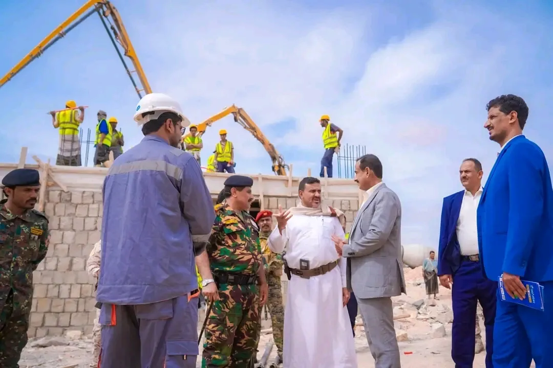 المحافظ بن الوزير يتفقد مستوى الإنجاز في مشروع مركز الطوارئ بتمويل من الأشقاء في الإمارات.