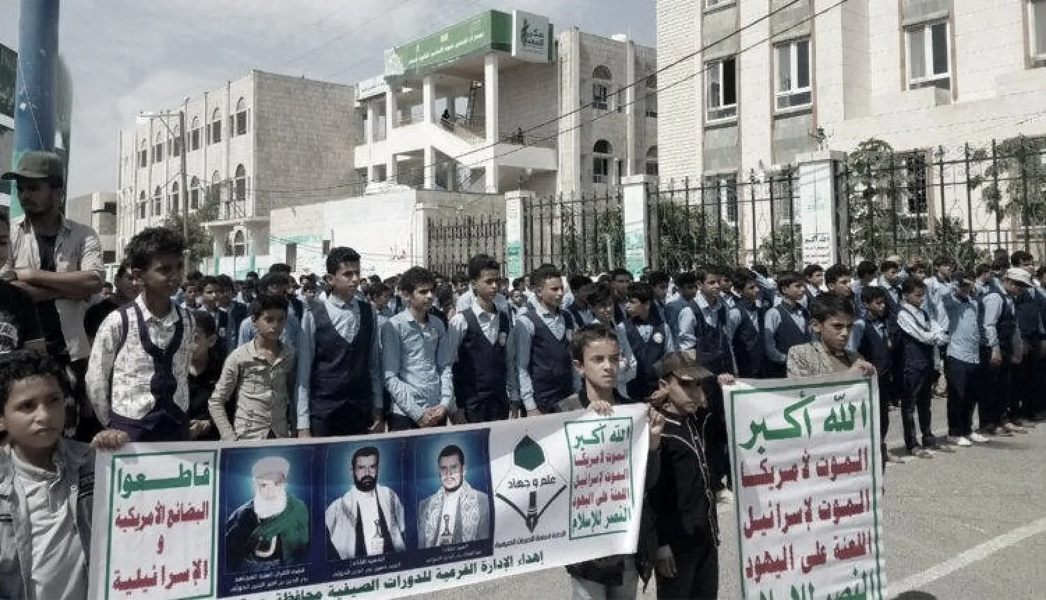 رداع.. فوضى واشتباكات بين طلاب المدارس بعد إجبارهم على المشاركة بمسيرة حوثية