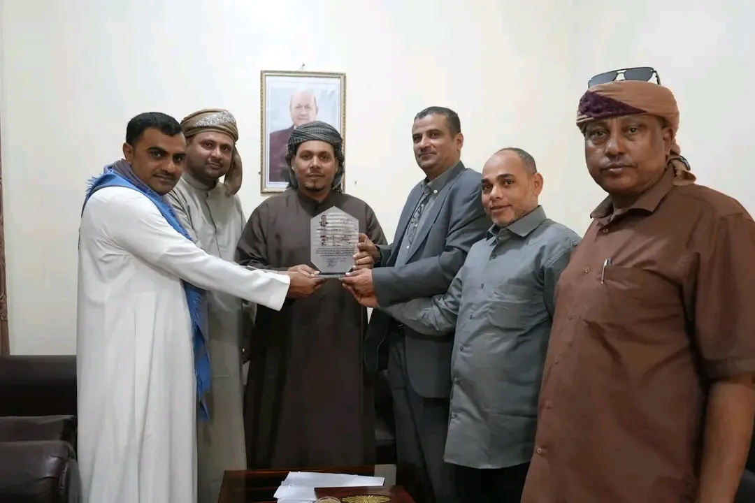 السلطة المحلية بسقطرى تكرم مدير عام مطار سقطرى الدولي السابق
