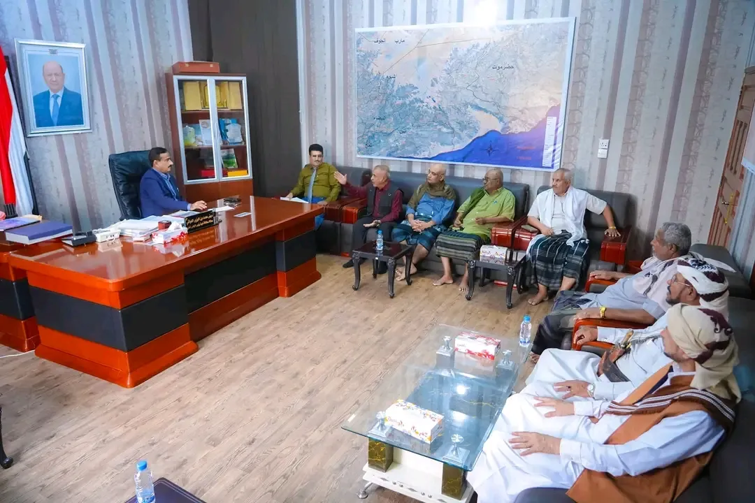 المحافظ بن الوزير يلتقي قيادات السلطة المحلية والشخصيات الاجتماعية بمديريتي الروضة ورضوم.