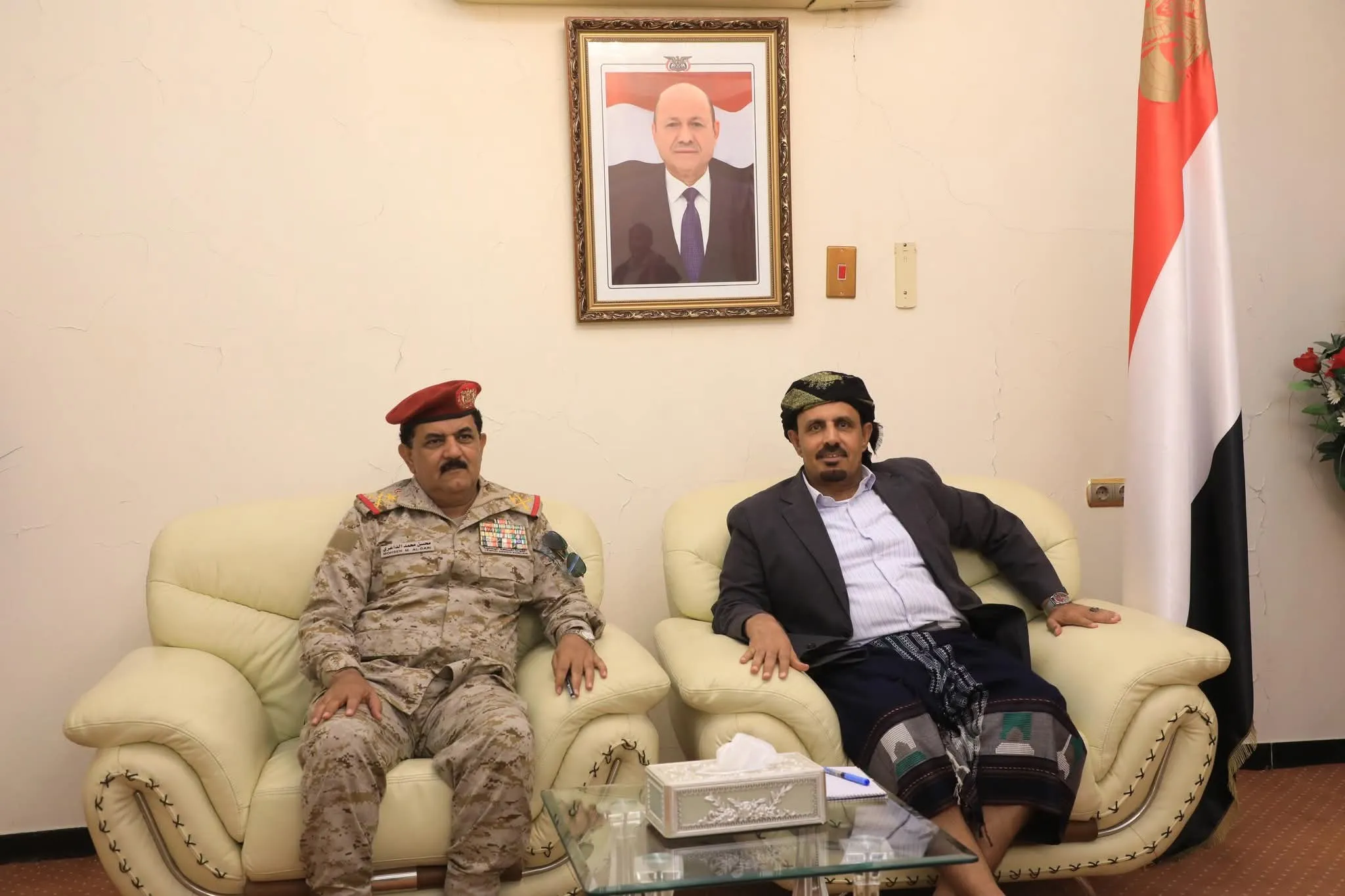محافظ حضرموت ووزير الدفاع يناقشان في سيئون سُبل تعزيز الأمن ومواجهة تداعيات الحالة الجوية