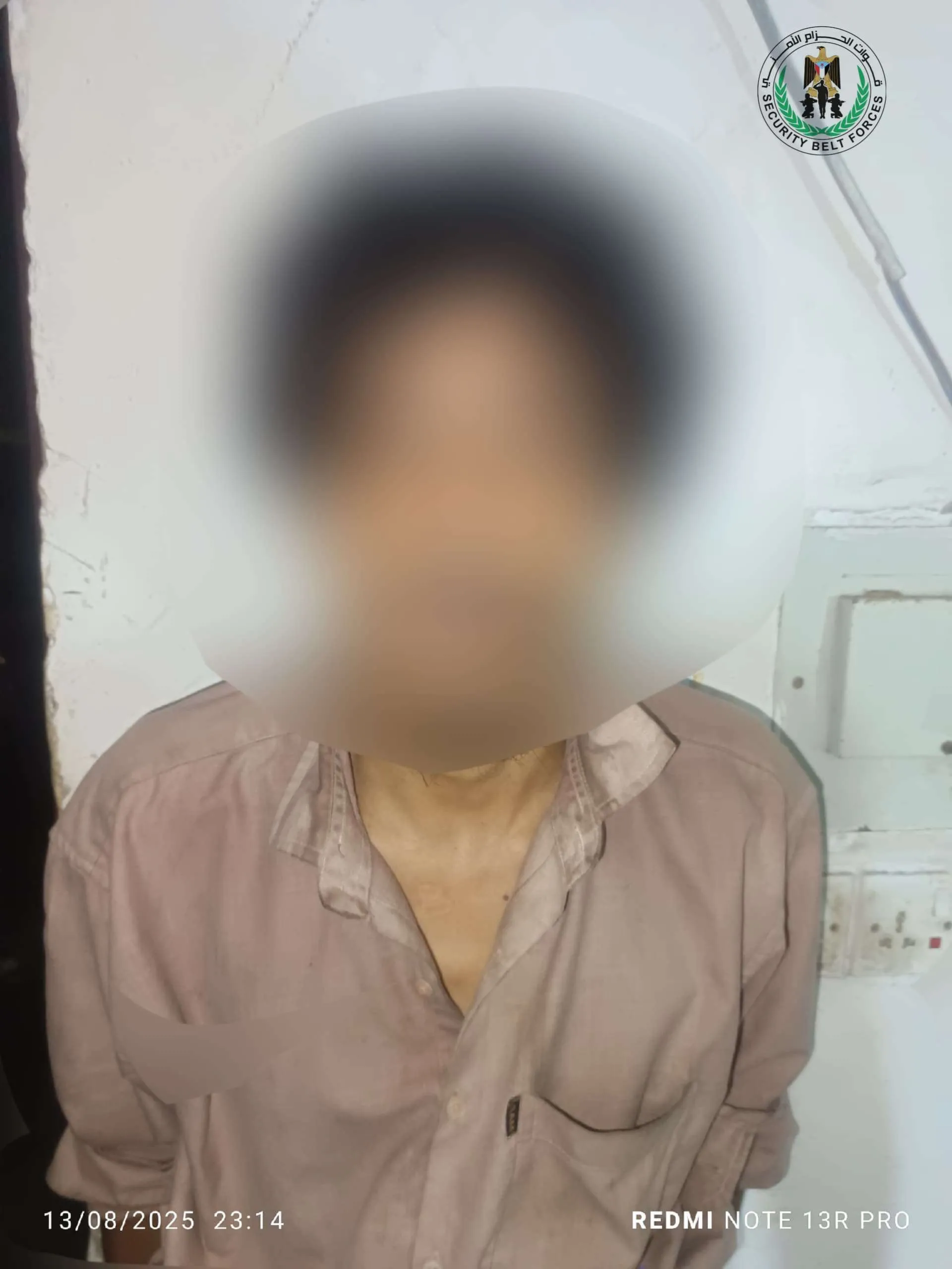 الحزام الأمني بعدن يضبط متهماً بجريمة قتل حاول الانتحار بسلاح ناري