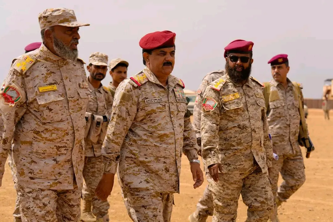 وزير الدفاع يطلع على اوضاع منتسبي الفرقة الثانية لقوات درع الوطن في الوديعة