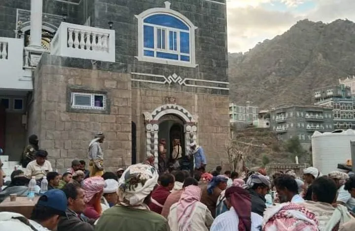 الشيخ هاني بن بريك يوضح موقفه من إقامة مركز ديني في يافع