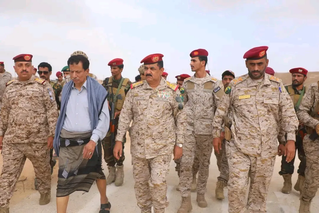 وزير الدفاع ومحافظ المهرة يتفقدان جاهزية محور الغيضة