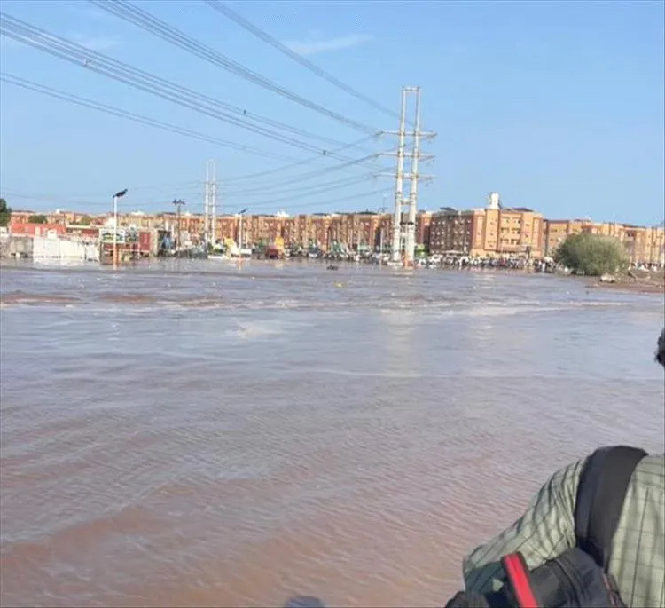 عاجل السيول القادمة من محافظة لحج تصل عدن وتقطع الطريق الرابط بين المنصورة والبريقة