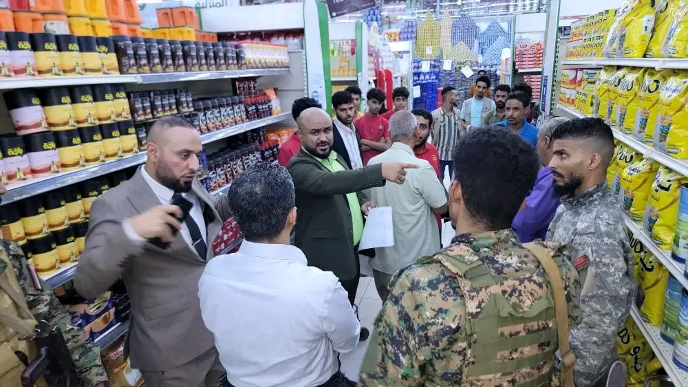 لجنة من وزارة الصناعة والنيابة تنفذ حملة رقابية واسعة وتغلق محلات مخالفة بعدن