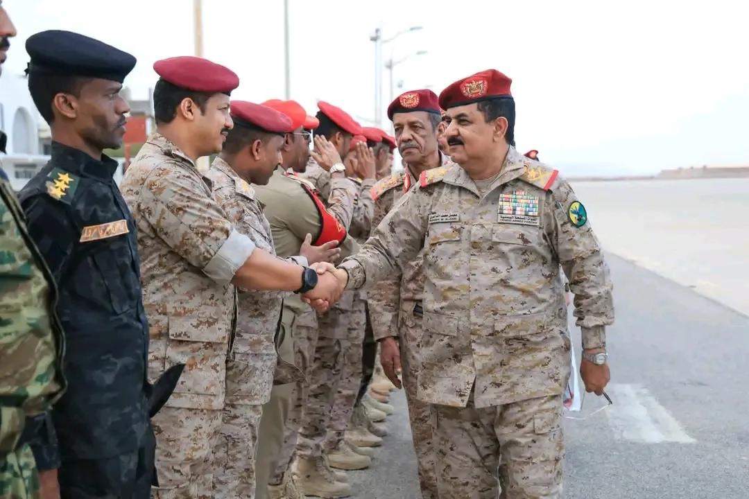 وزير الدفاع يصل المكلا لمتابعة جاهزية القوات وتعزيز التنسيق العسكري في المحافظات المحررة