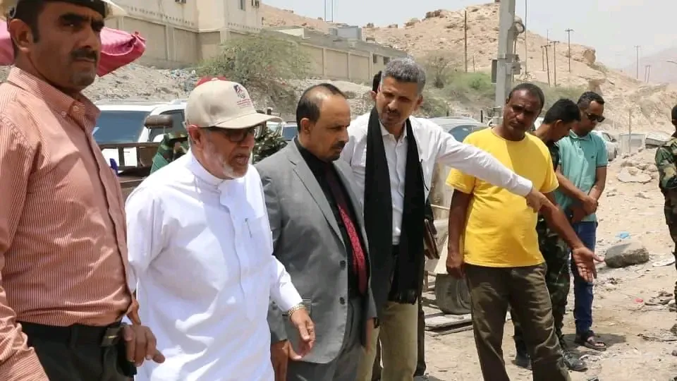 محافظ حضرموت يطلع على مستوى تنفيذ الأعمال الإنشائية لجسر المنورة ضمن مشروع خور المكلا المرحلة الثانية