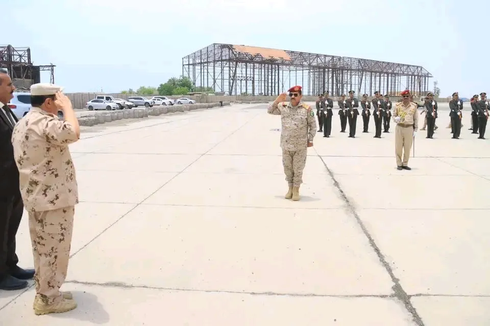 وزير الدفاع يعود الى عدن بعد زيارة ميدانية للمناطق العسكرية والمحاور والجبهات