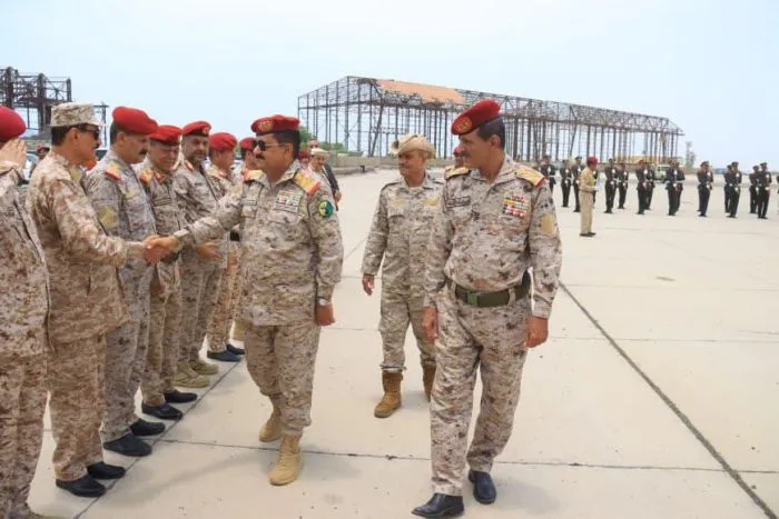 وزير الدفاع يعود إلى العاصمة عدن بعد جولة ميدانية أكد خلالها توحيد الصفوف وتصويب البندقية نحو مليشيا الحوثي