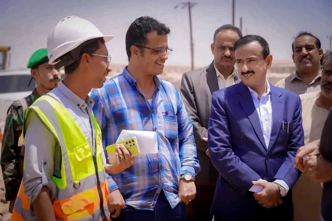 المحافظ بن الوزير يطلع على مستوى التجهيزات الفنية بمحطة كهرباء عتق، وخطة توزيع توليد الطاقة الشمسية.
