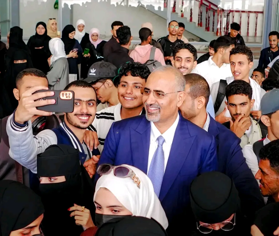 الرئيس الزُبيدي يودّع طلاب المنحة الدراسية الإماراتية إلى أبوظبي ويحثهم على التميز العلمي