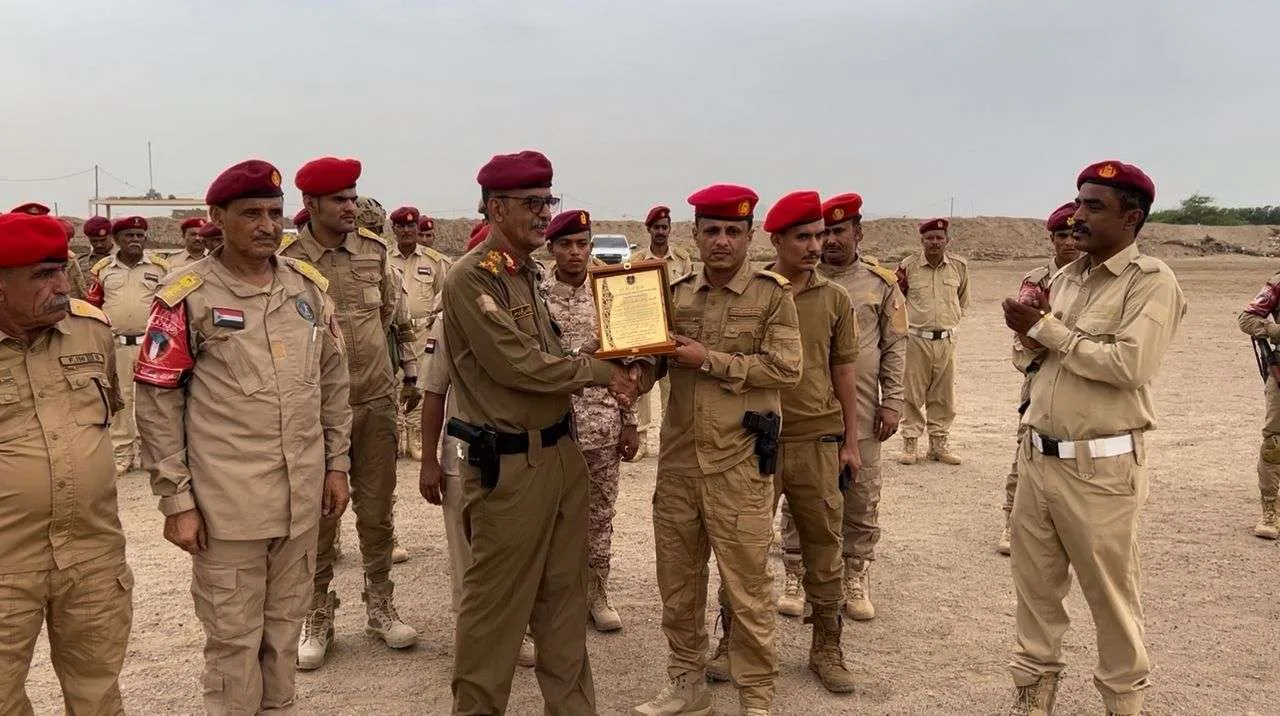 العميد بن سلم يكرّم قائد لواء الشرطة العسكرية.. وفاءً لملاحم الإنقاذ البطولية في كارثة سيول عدن