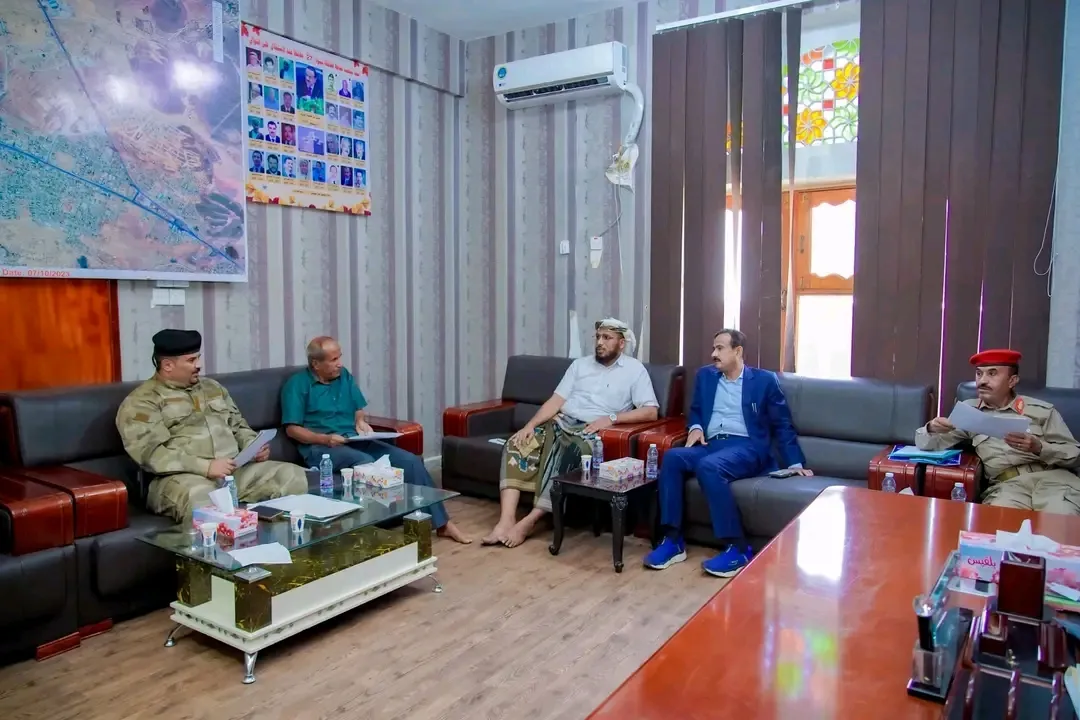 المحافظ ابن الوزير يلتقي لجنة استقبال المجندين ويشيد بجهودها.