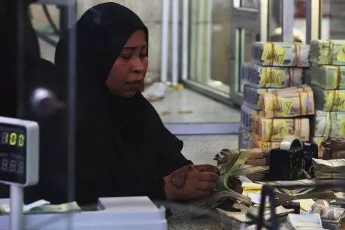 مركزي عدن في مهمة إنقاذ مالي بطوق الدين