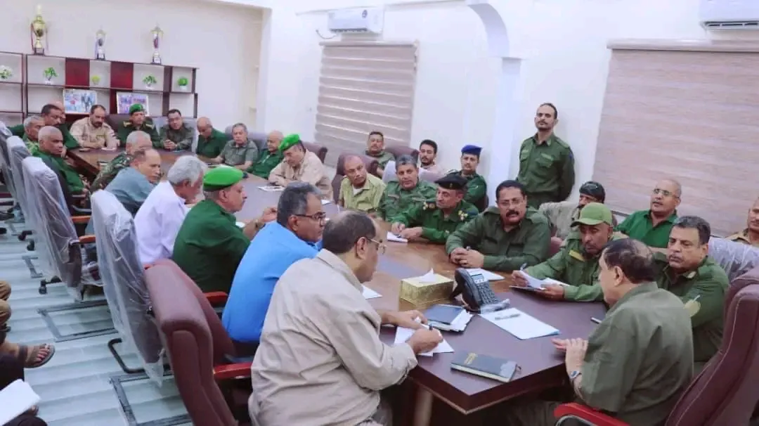 مدير أمن العاصمة عدن يعقد اجتماعاً موسعاً مع مدراء المراكز والمناطق الأمنية.