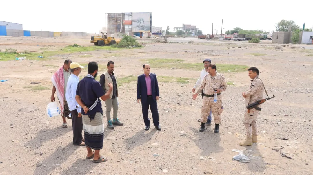 مدير عام دارسعد يتابع سير العمل في مشروعي إنشاء محطة الضخ وخط الصرف الصحي الممتد من جولة القعيطي وصولا الى أحواض المعالج بالعريش