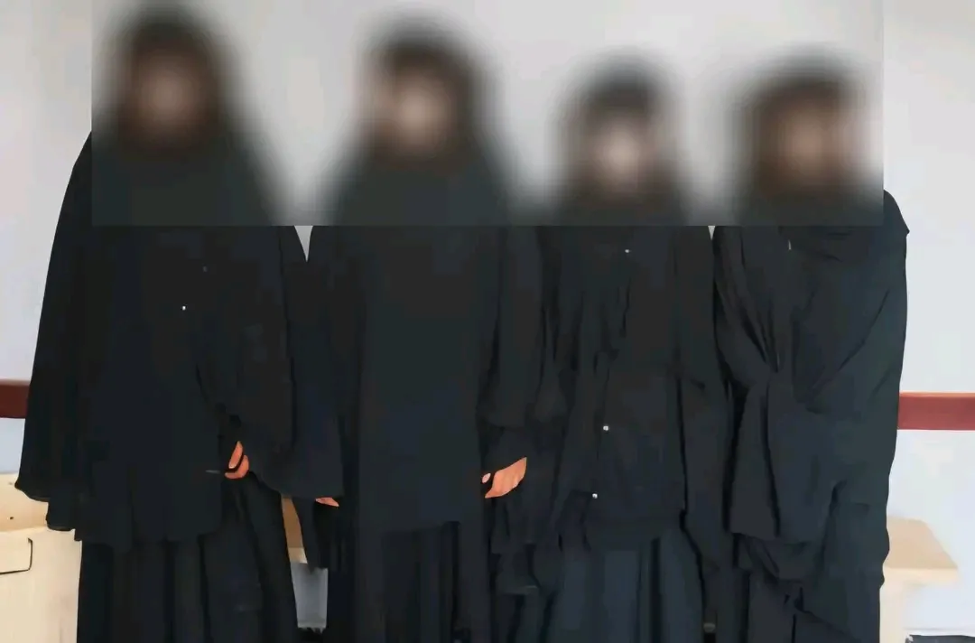 أمن العاصمة عدن يضبط عصابة نسائية متخصصة في النشل والسرقة.
