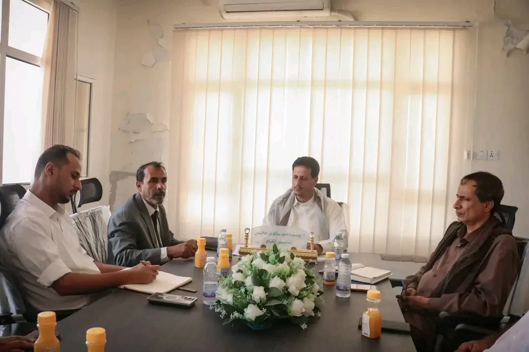 فريق التوجيه والرقابة الرئاسي يناقش مع بن محيسين أوضاع مشاريع مياه الريف في محافظة المهرة