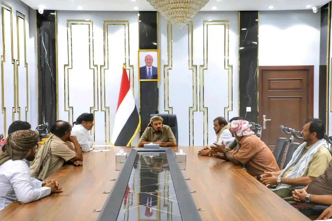 محافظ حضرموت يبحث مع قيادات عدد من الجمعيات السمكية بالريدة وقصيعر سُبل تنظيم عملية الاصطياد والحفاظ على الثروة السمكية