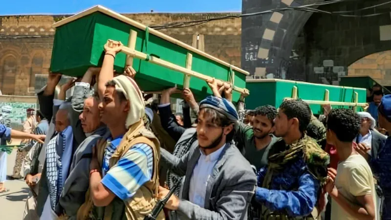 الحوثيون يشيعون 4 قياداتهم وسط غموض مواقع مصرعهم