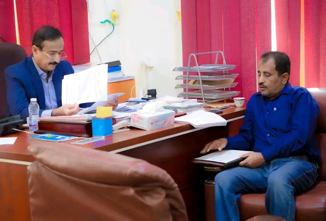 المحافظ بن الوزير يناقش مع مدير عام مياه الريف مشاريع المياه وتعزيز الأمن المائي في شبوة