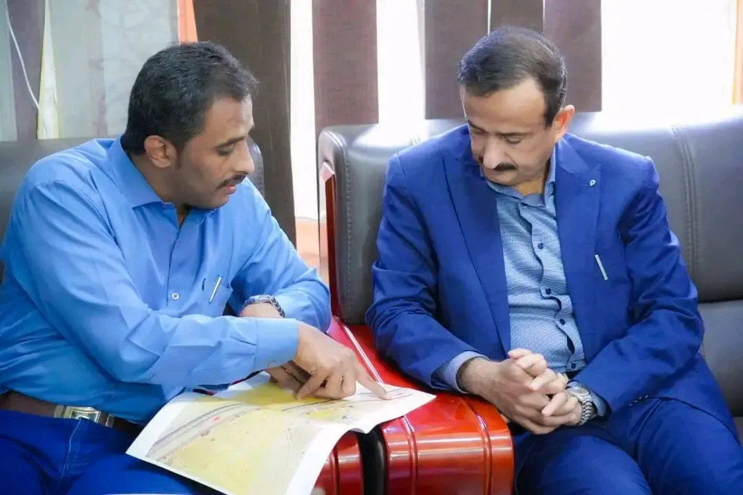 المحافظ بن الوزير يطلع على سير أعمال إنارة المدخل الغربي ومسارات شارع وادي الحاضنة بمدينة عتق