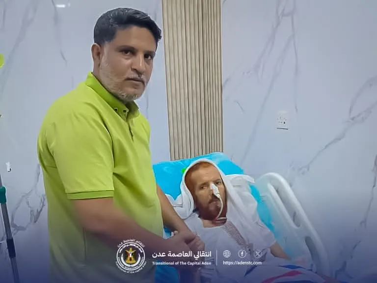 انتقالي العاصمة عدن يتفقد الحالة الصحية لعميد الأسرى الجنوبيين أحمد المرقشي