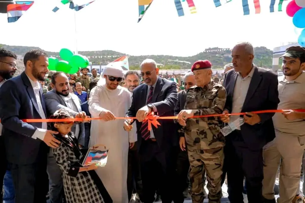 الرئيس القائد عيدروس الزُبيدي يفتتح مجمعاً خدمياً متكاملاً في مديرية الأزارق بمحافظة الضالع برعاية كريمة من الشيخ محمد بن زايد