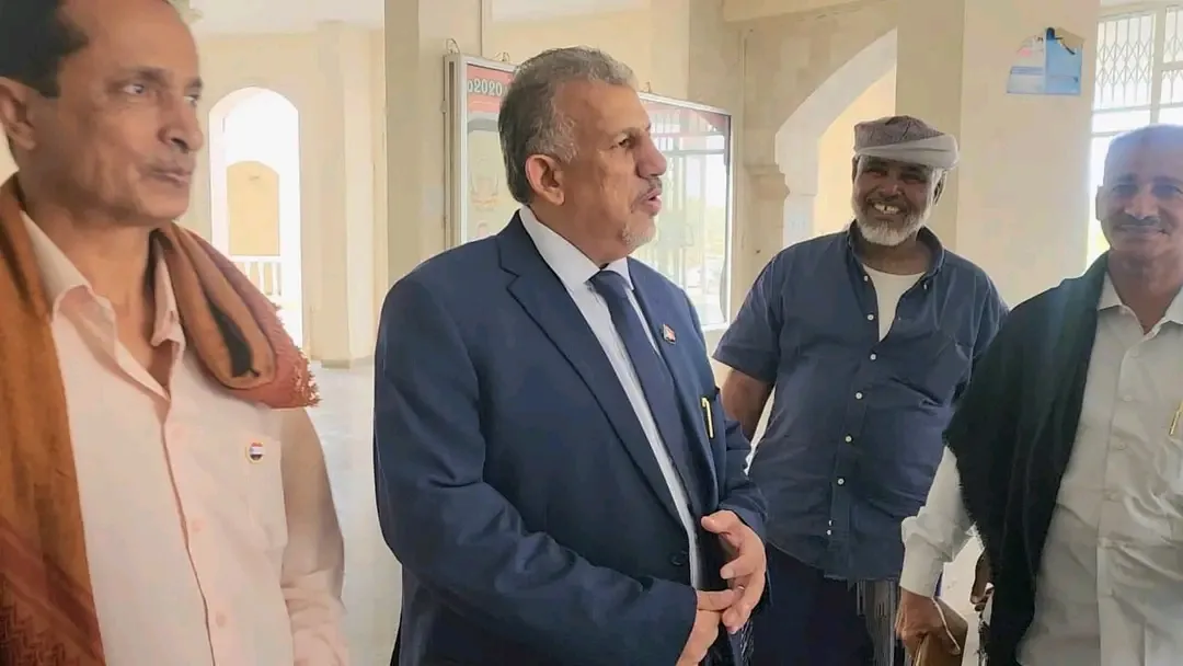 فريق التوجيه والرقابة الرئاسي يلتقي مدير الشؤون القانونية بديوان محافظ محافظة المهرة
