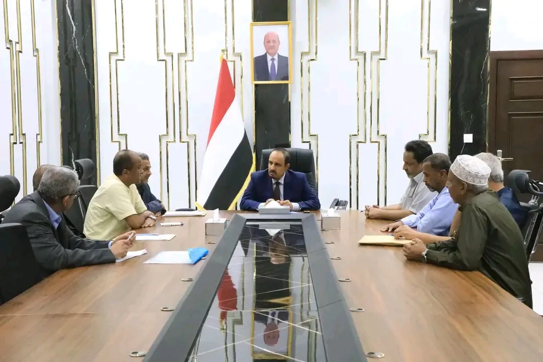 محافظ حضرموت يترأس اجتماعًا لضبط الأسعار وتفعيل الحركة التجارية والاستثمارية