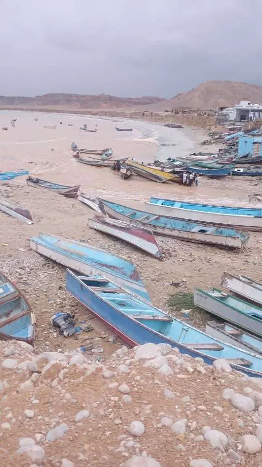 خفر سواحل بحضرموت تنقذ قوارب صيادين جرفتها السيول بمركز إنزال الديس الشرقيه