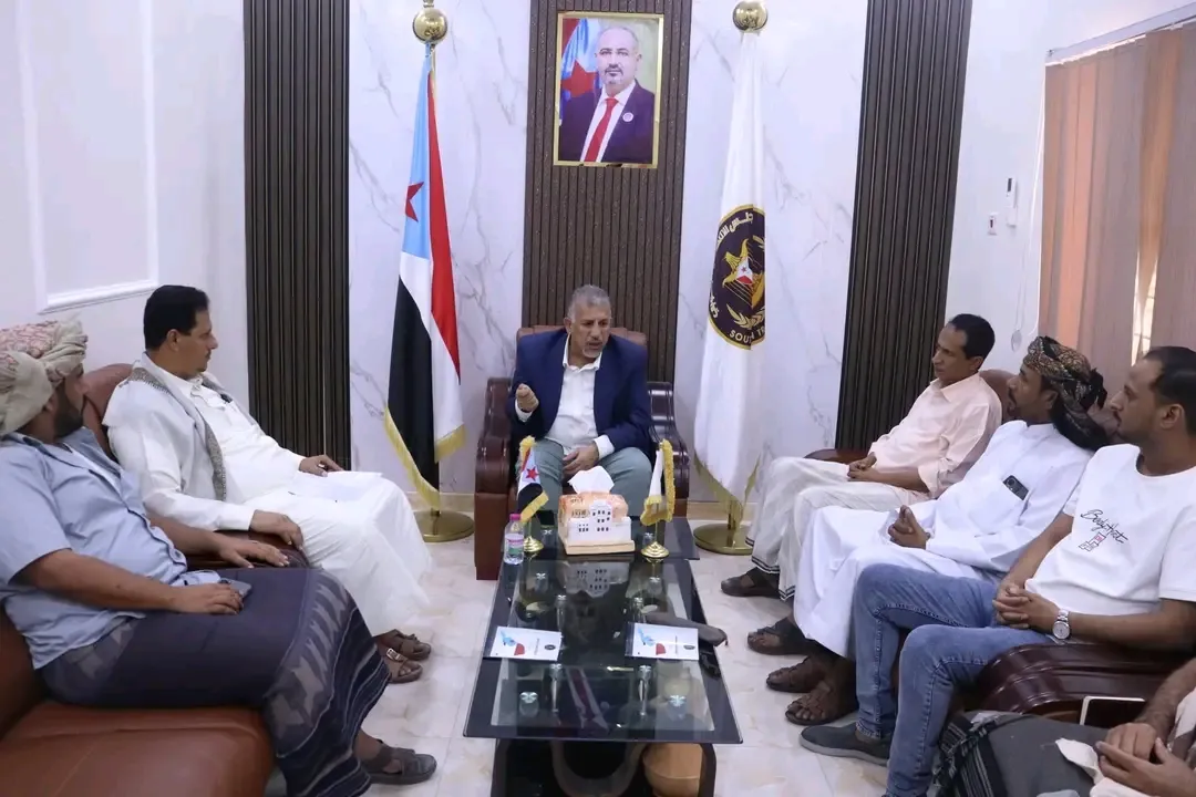 فريق التوجيه والرقابة الرئاسي يلتقي مدير عام هيئة مياه الريف بالمهرة .