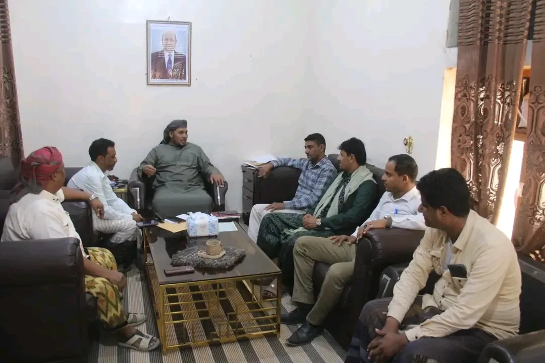 محافظ سقطرى يترأس اجتماعاً مع البنوك وشركات الصرافة لتعزيز التنسيق المالي وتوفير السيولة