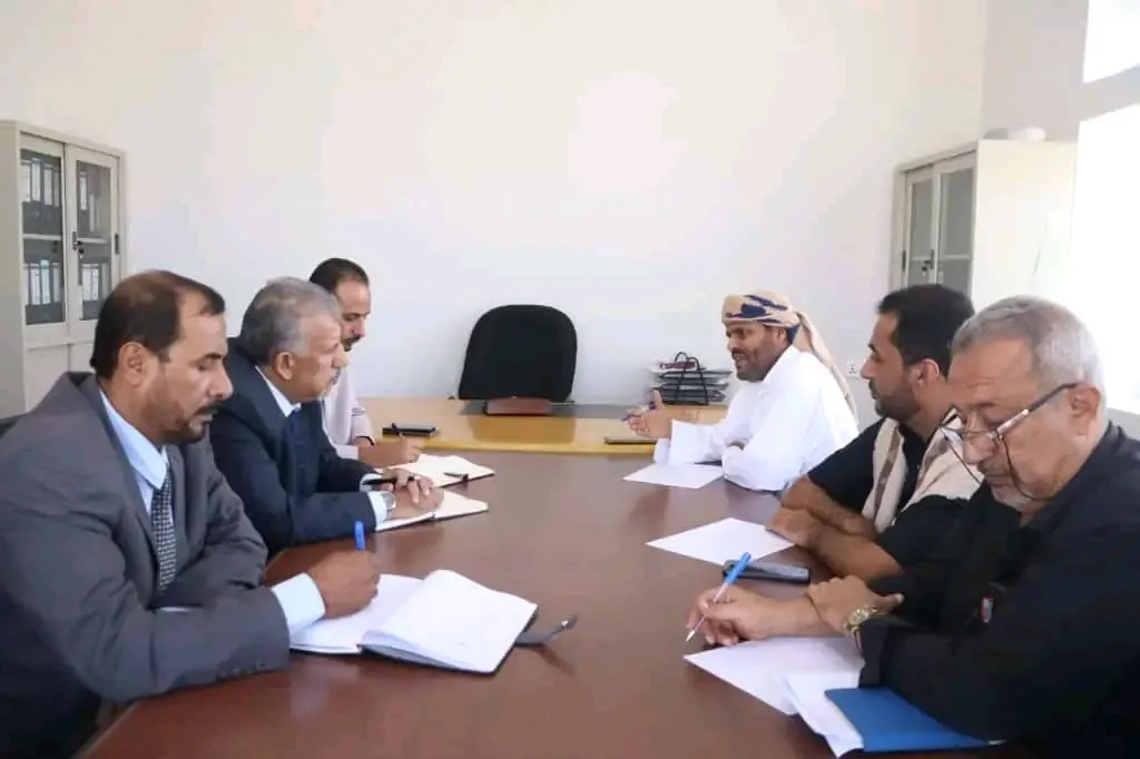 فريق التوجيه والرقابة الرئاسي يلتقي مدير فرع المؤسسة العامة للمياه والصرف الصحي بمحافظة المهرة