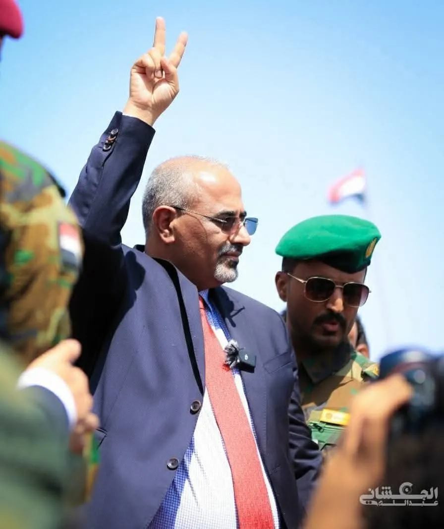 الانتقالي يغير المعادلة من المطالبة إلى السيطرة والرئيس الزبيدي يقود الزحف السياسي
