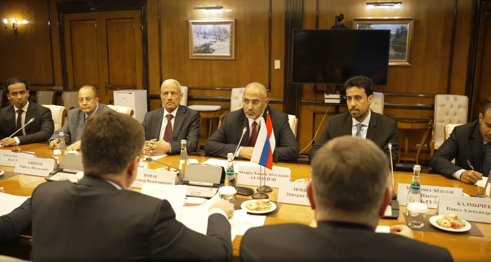 الرئيس الزُبيدي يبحث مع نائب رئيس الوزراء الروسي آفاق التعاون الاقتصادي وفرص الاستثمار في بلادنا