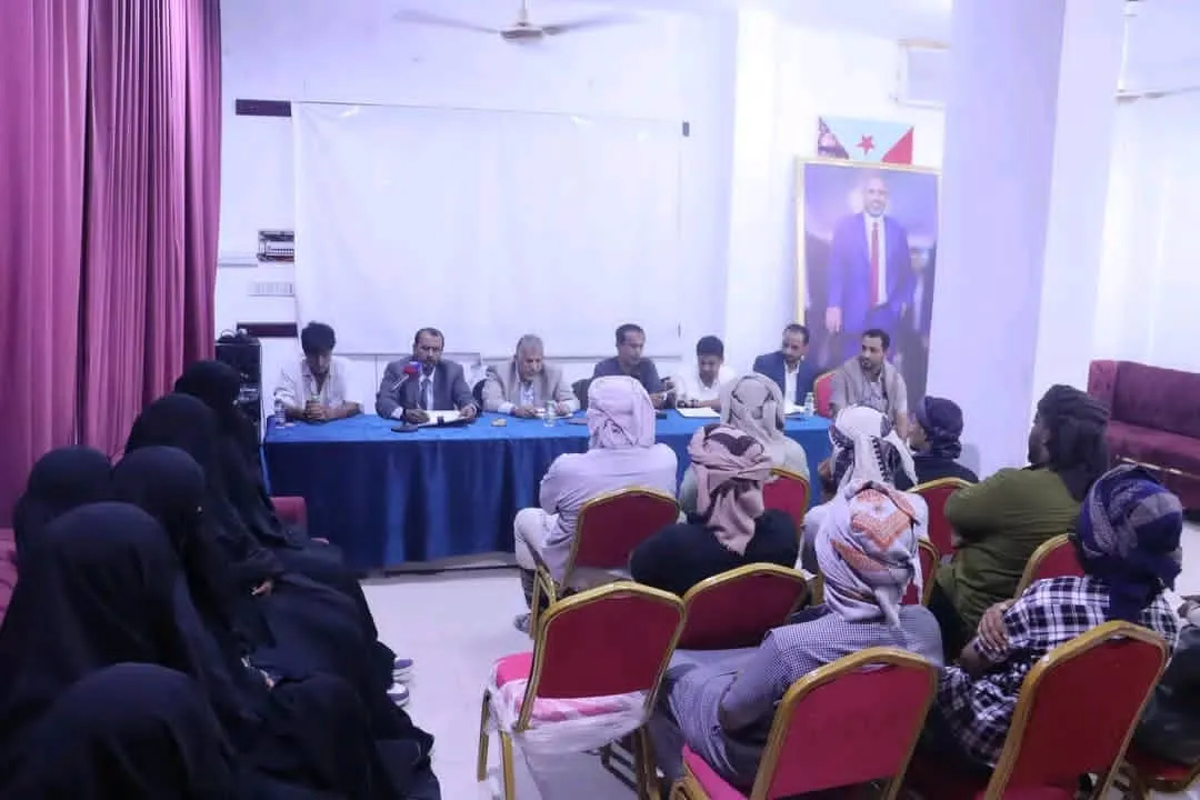 فريق التوجيه والرقابة الرئاسي يلتقي الهيئة التنفيذية لانتقالي الغيضة ورؤوساء المراكز التنظيمية.